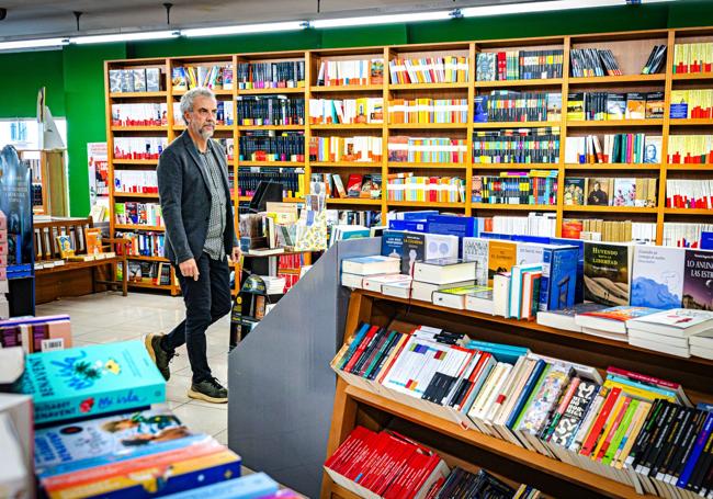 Castañeda camina por los pasillos de Babel.